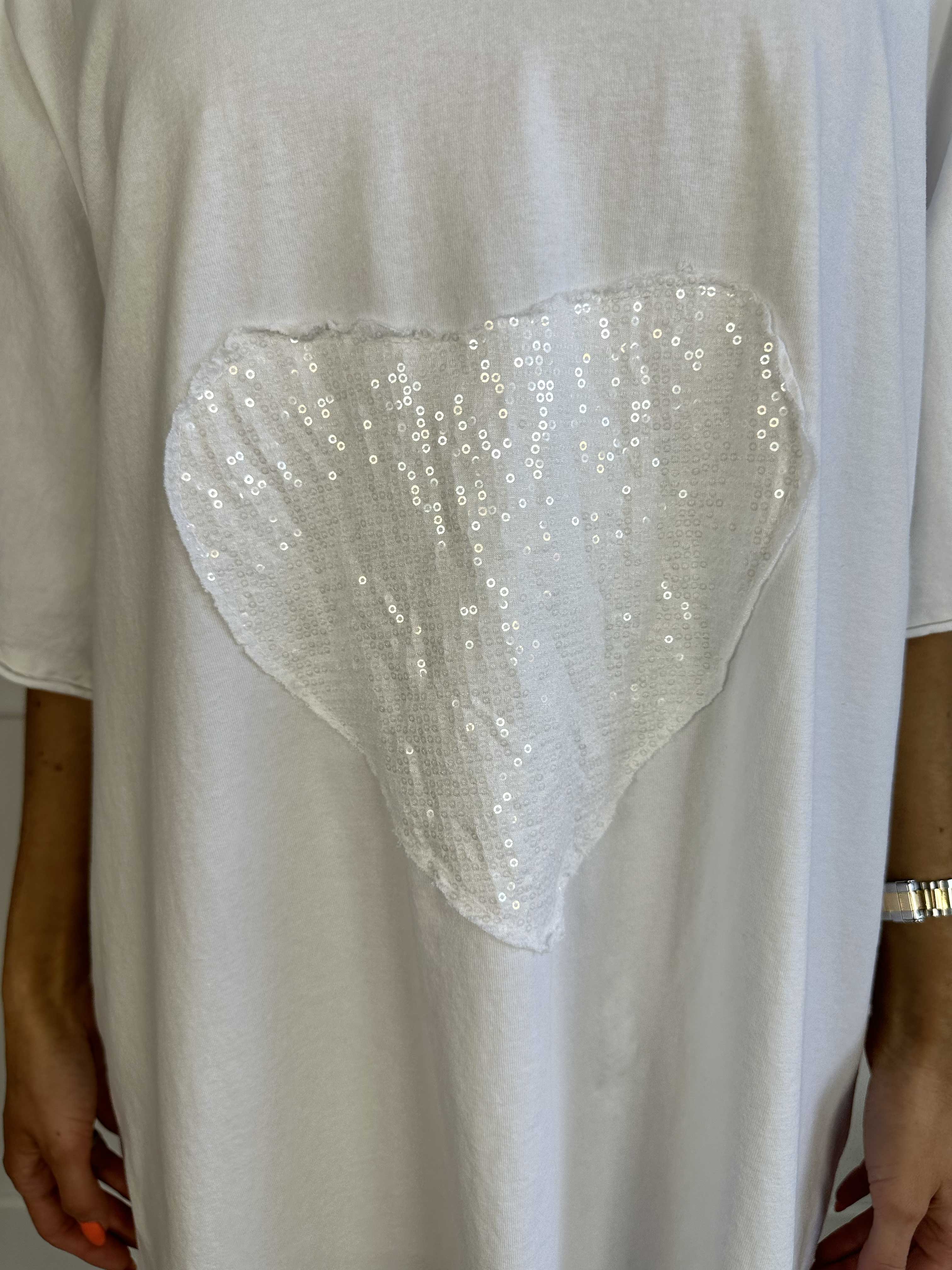 Shila - T-shirtklänning i bomull med paljetthjärta